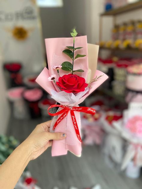 🥰Detalle para el día de la Mujer ¿Que esperas para Sorprender con nosotros? Single Rose Bouquet, Single Bouquet, Single Flower Bouquet, Ribbon Flowers Bouquet, Diy Bouquet Wrap, Bouquet Tutorial, Bouquet Box, Creative Money Gifts, Flower Bouquet Diy