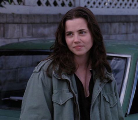 Lindsay Weir, Linda Cardellini, Loose Ponytail, Freaks And Geeks, Monkeys Funny, Natural Face, Girl Next Door, Look Alike, My Vibe