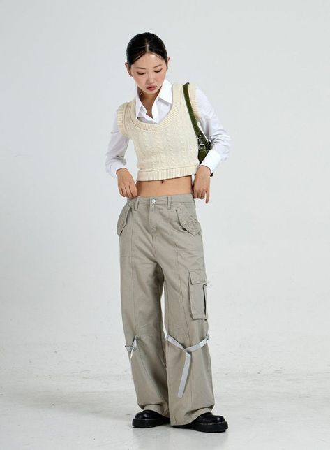 Low Waist Cargo Pants, Low Waist Cargo, Streetwear Fashion Aesthetic, Waist Cargo Pants, Crop Vest, Twist Pattern, Cropped Vest, Princess Outfits, Seoul South Korea