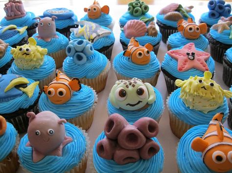 Finding Nemo cupcakes. Wish I could make these for my girl. She would LOVE them!! Nemo Cupcakes, Kue Disney, Cupcakes Bonitos, Finding Nemo Cake, Finding Nemo Party, Nemo Birthday Party, Nemo Cake, Finding Nemo Birthday, Nemo Party