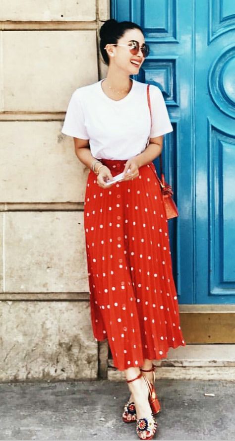 Poppy Red Outfit, Polka Skirt, Red Polka Dot Skirt, Sandals Outfit Summer, Elegant Summer Outfits, Paris Chic, Chic Skirts, Mama Style, Polka Dot Skirt