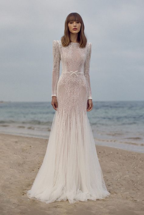 Lace Neck Wedding Dress, Pippa Middleton Wedding Dress, 70s Bride, Gorgeous Wedding Dress Princesses, Engagement Gown, Bride Dress Simple, Wedding Dress Cake, Beach Bridal Gown, Fancy Wedding Dresses