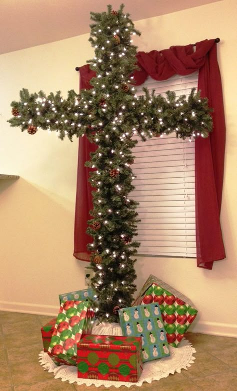 Christmas Cross, I will be doing this next Christmas!!!!  Love this!!!!!! Cross Christmas Tree, Unique Christmas Trees, Birth Of Jesus, Christmas 2016, Tree Ideas, Decorations Christmas, Christmas Cross, Country Christmas, A Cross