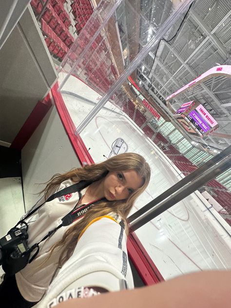 Womens Hockey Aesthetic, Hockey Photographer Aesthetic, Photojournalism Aesthetic, City Homescreen, Career Moodboard, Sport Management Career, Manager Aesthetic, Sports Broadcasting, Career Aesthetic