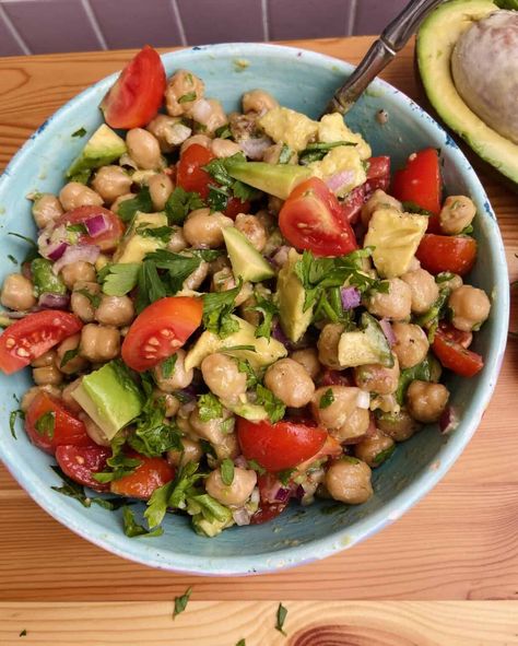 This delicious vegan chickpea salad is quick and easy to pull together and uses bright, healthy ingredients to form a tasty, well rounded salad. Get a punch of protein, fats, and fresh veg in one yummy bowl. Perfect as a summer chickpea salad, or to help detox heavy holiday foods, this salad will make you feel as good as it tastes! | Vegan Recipes | Vegan Salad | Vegan Chickpea Recipes | Vegan Foods | Healthy Recipes | Plant Based | #yumveganblog #vegan #vegansalads #chickpeas #chickpeasalad Easy Chickpea Salad, Salad Calories, Vegan Chickpea Salad, Chickpea Salad Vegan, Vegan School Lunch, Vegan Chickpea Recipes, Vegan Protein Recipes, High Protein Vegan Recipes, Vegan Chickpea