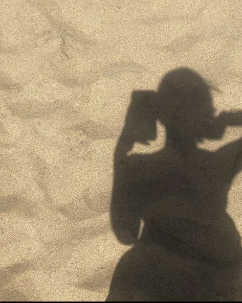 Beach shadow picture, shadow in the sand Beach Legs Pic Aesthetic, No Face Beach Pics, Faceless Beach Pics Aesthetic, Short Hair Beach Photos, Solo Beach Pics Aesthetic, Faceless Beach Pics, Beach Girl Pfp, Beach Selfie Aesthetic, Beach Photo Dump