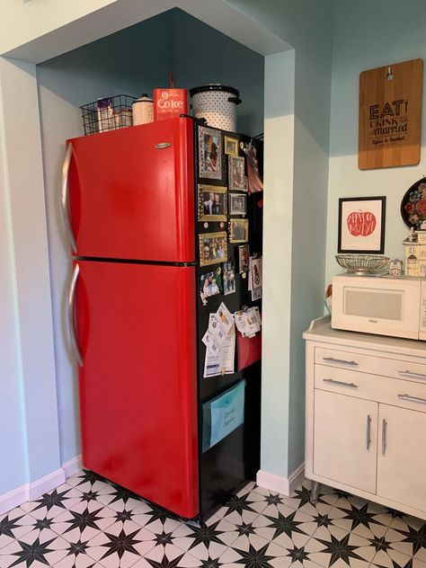 Red Retro Kitchen, Red Fridge Kitchen, Red Kitchen Appliances, Modern Fridge, Red Fridge, Red Refrigerator, Red Appliances, Fridge Makeover, Painted Fridge