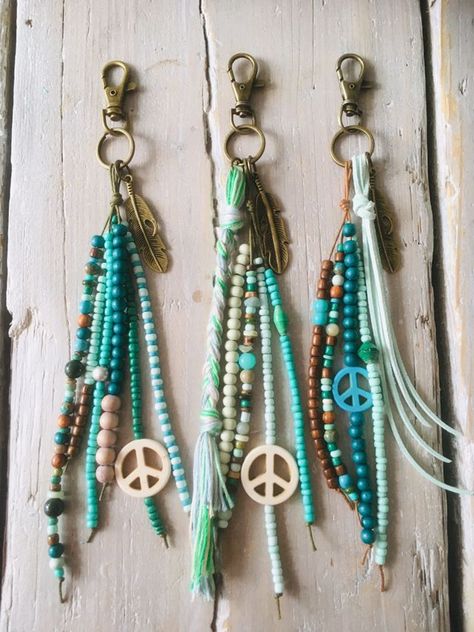 Western Car Charms Rear View Mirror, Beaded Keyrings Ideas, Purse Charms Ideas, Diy Bead Keychain, Diy Zipper Pulls, Handmade Keychains Diy, Key Rings Diy, Keyrings Diy, Tassen Hanger