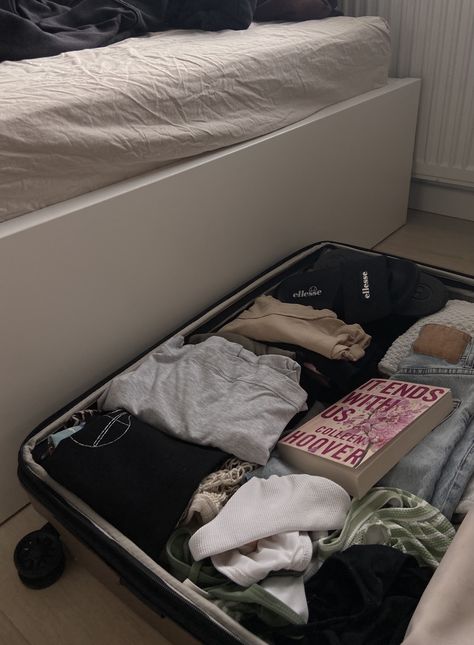 Packing Clothes For A Trip, Packing Suitcase Aesthetic, Packing Pictures, Travel Suitcase Packing, Packed Suitcase, Packing Aesthetic, Packing For Vacation, Packing Travel, Airport Aesthetic