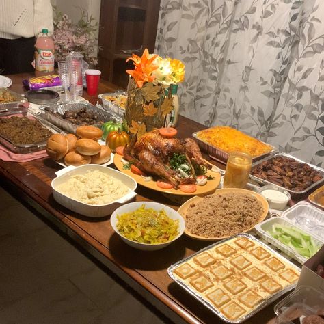 Haitian Christmas Dinner, Thanksgiving Food Ideas Black People, Friendsgiving Black People, Christmas Dinner Black People, Thanksgiving Black People, Thanksgiving Food Black People, Black Thanksgiving Food, Thanksgiving Black Families Food, Black People Thanksgiving Food