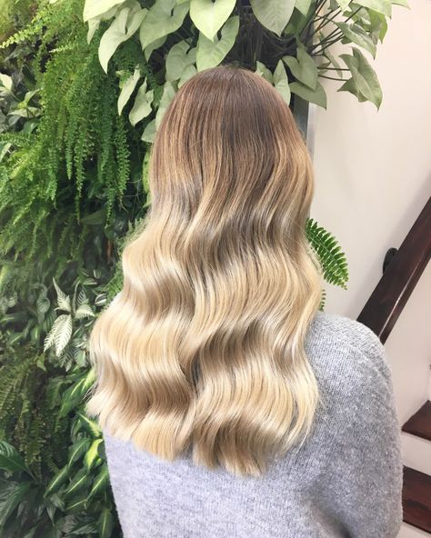 The "Vertical Pull-Down" Is The Easiest Hair Trick You'll Learn #refinery29  http://www.refinery29.com/2016/09/122734/soft-waves-hair-trend-instagram-photos Soft Waves Hair, Soft Highlights, Long Hair Waves, Twisted Hair, Curls For Long Hair, Loose Waves Hair, Dull Hair, Soft Waves, Trending Hairstyles