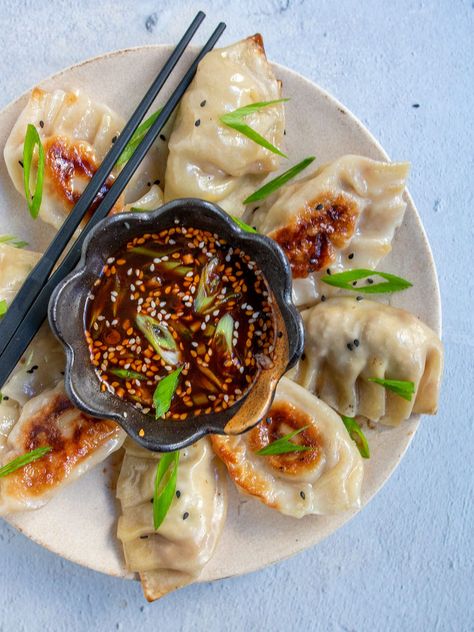 Mandu (Korean Dumplings) - OMG! Yummy Korean Healthy Food, Healthy Korean Food, Kimchi Soup Recipe, Mandu Recipe, Traditional Korean Food, Korean Dumplings, Best Korean Food, Dulces Halloween, Korea Food