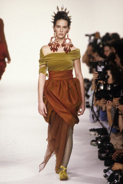 Romeo Gigli RTW Spring 1990 - This collection changed my life Womens Wear Daily, Romeo Gigli, Models Backstage, Couture Details, Me Now, Fashion History, 90s Fashion, Fashion Art, Fashion News