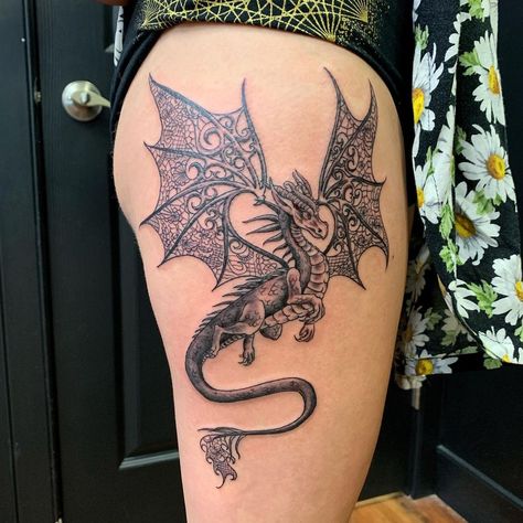 𖧞 𝔡𝔬𝔪𝔦𝔫𝔦𝔮𝔲𝔢 𝔩𝔞𝔟𝔢𝔩𝔩𝔢 𖧞 on Instagram: "🐉 beautiful majestic dragon for Emilie Thank you. #gypsyrosetattoo #dragontattoo #tattoo" Dragon Tattoo On Side, Dragon Thigh Tattoo, Black Dragon Tattoo, Dragon Tattoo Meaning, Red Dragon Tattoo, Dragon Tattoo For Women, Lace Tattoo, Dragon Tattoo Designs, Tattoo Design Book