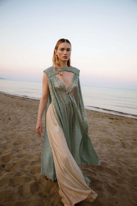 District 4 Dress, Dune Dresses Aesthetic, Daenerys Outfits Inspiration, Dune Inspired Dress, Dune Clothes Aesthetic, Dune Inspired Outfit Aesthetic, Dune Outfits Women, Water Superhero Outfit, Dune Fashion Aesthetic