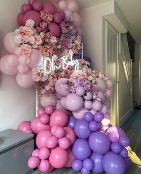 Balloon Garland With Neon Sign, Monochromatic Balloon Garland, Picture Arch, Birthday Balloons Pictures, Bridal Shower Balloons, Wooden Backdrops, Birthday Party Set, Diy Balloon Decorations, Butterfly Baby Shower