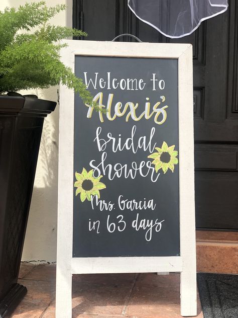 Sunflower Bridal Shower Favors, Sunflower Wedding Shower Ideas, Sunflower Themed Bridal Shower Ideas, Daisy Bridal Shower Ideas, Bridal Shower Sunflower Theme, Sunflower Bridal Shower Ideas, Bridal Shower Chalkboard, Sunflower Wedding Decorations, Bridal Shower Inspo