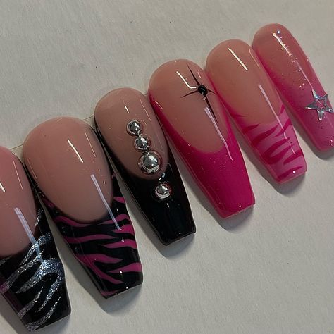 Pink Black French Nails, Clawdeen Wolf Nails Designs, Nail Ideas Monster High, Tokio Hotel Acrylic Nails, Gothic Barbie Nails, Scene Nails Acrylic, Dark Pink And Black Nails, Y2k Mcbling Nails, Clawdeen Wolf Nails