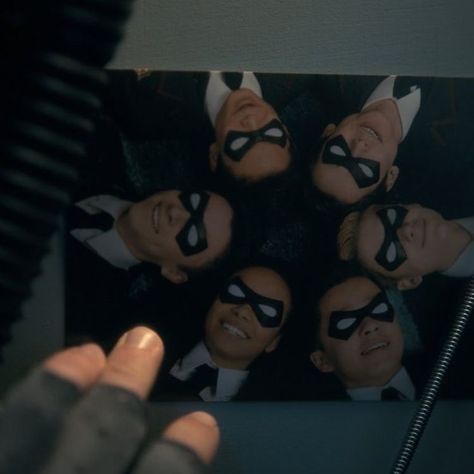 Season 3 Umbrella Academy, Tua Aesthetic, Umbrella Academy Cast, Chaotic Family, Academia Umbrella, Academy Umbrella, Funny Umbrella, Robert Sheehan, The Best Series Ever