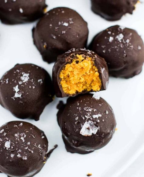 Dark Chocolate Pumpkin Truffles Recipe - Build Your Bite Chocolate Pumpkin Truffles, Pumpkin Truffles, Pumpkin Spice Treats, Fall Dessert Recipes Easy, Truffles Chocolate, Vegan Candy, Thanksgiving Breakfast, No Bake Pumpkin Pie, Cookie Dough Truffles