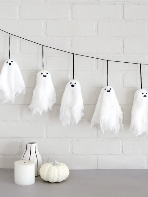 Cute with a bit of spook! Decorate with a DIY Halloween banner featuring these easy and kid-friendly mini ghosts. Eek! Halloween is almost here! Diy Halloween Ghosts, Ghost Garland, Diy Halloween Dekoration, Mini Ghost, Uhyggelig Halloween, Dekorasi Halloween, Halloween Party Decor Diy, Halloween Decor Diy, Easy Diy Halloween Decorations