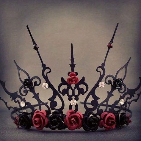 Use clock hands, headband, and artificial flowers.. Easy peasy.. Black And Red Crown, Orca Costume, Gang Orca, Marie Von Behrens, Black Tiara, Queens Tiaras, Oc Outfits, Rose Crown, Red Crown