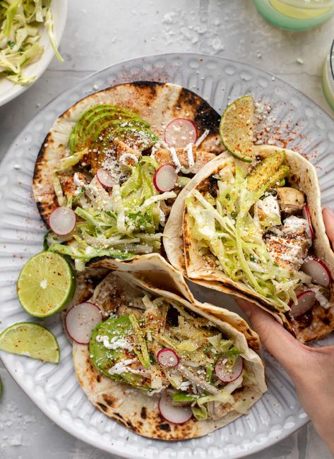 Blackened Fish Tacos, Lime Slaw, Grilled Chicken Tacos, Chicken Tacos Easy, Chicken Taco Recipes, Low Carb Tacos, Breaking Bread, Diner Recept, Clean Cooking