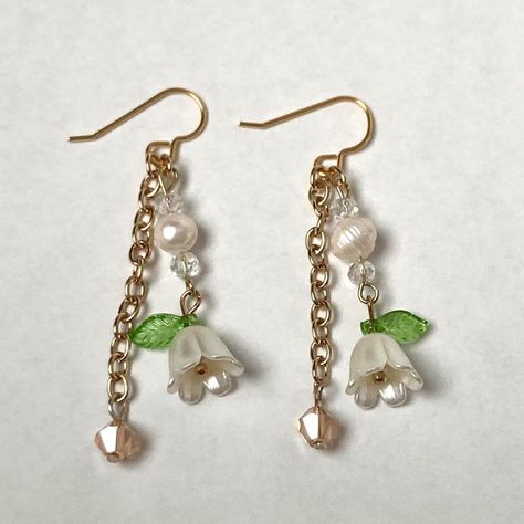 Beaded dangly flower earrings #handmadejewelry #aesthetic #beaded #earrings Dangly Earrings Aesthetic, Beaded Earrings Aesthetic, Drop Earrings Aesthetic, Diy Dangle Earrings, Diy Earrings Dangle, Cute Dangle Earrings, Cottage Core Fairy, Funky Rings, Flower Dangle Earrings