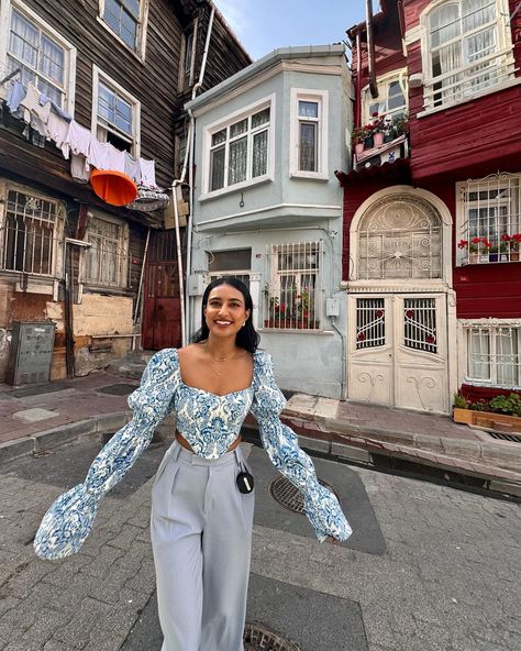 This is what dreams are made of 🥹🥹 (Turkey Diaries Istanbul day 1)! I had booked an experience via Airbnb called Hassan ‘s home where @hasannkinay takes me around his neighbourhood Balat, where he grew up in while talking everything turkey and eating a lot of yummy food 🥰 Top : @leaclothingco Pants : @valttacontractor ❤️ Bag : @mokobara Rida Tharana, Turkey Fashion, Istanbul Travel, American Travel, Turkey Travel, Travel Aesthetic, Birthday Outfit, Travel Outfit, Fitness Inspo