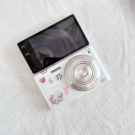 Flip Camera, Camera Decor, Instax Mini Camera, Vintage Photo Editing, Digi Cam, Aesthetic Objects, Cute Camera, Retro Gadgets, Old Cameras