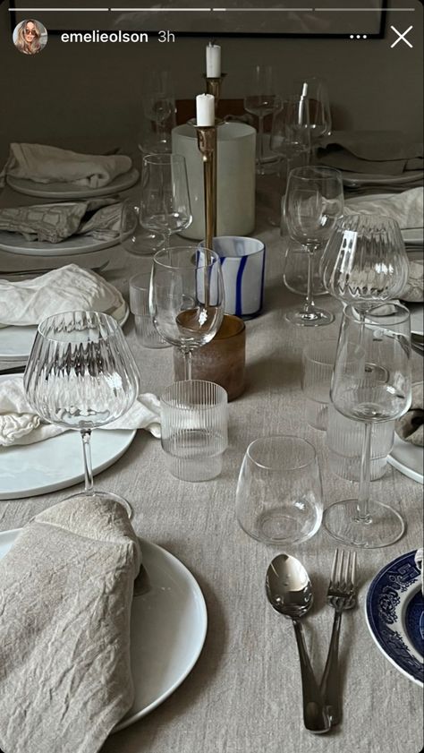 emelieolson Clean Table Setting, Scandinavian Dinner Table Setting, Tablescapes Ideas Everyday, Bauhaus Kitchen, Table Settings Everyday, Hm Home, Dinner Table Decor, H&m Home, Birthday Table