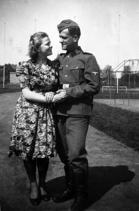 German Couple, Traditional Femininity, Finnish Women, German Soldier, Ww2 Uniforms, Ww2 Soldiers, Military Couples, German Soldiers Ww2, Vintage Couples