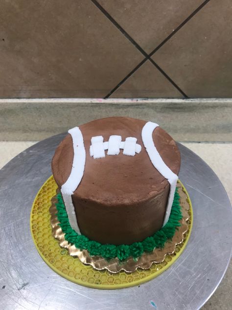 Round Football Cake, Football Smash Cake, Superbowl Cake, Football Cakes, Sports Cakes, Cakes Decor, Girls Cake, Sport Cakes, Football Cake