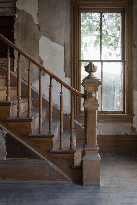 Cottage Stair Railing Ideas, Old Farmhouse Stairs, Vintage Stair Railing, Vintage Railing, Antique Staircase, French Staircase, Vintage Stairs, Vintage Staircase, Old Staircase