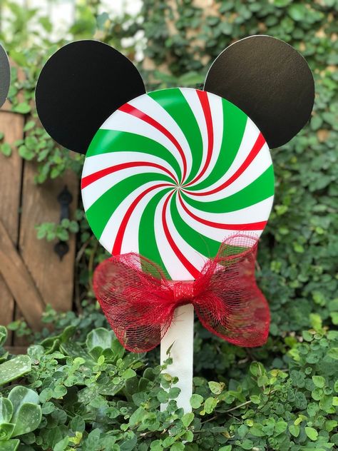 Candy Yard Decorations, Disney Christmas Decorations Outdoor, Disney Christmas Decorations Diy, Yard Decor Ideas, Disney Christmas Crafts, Disney Xmas, Mickey Mouse Crafts, Disney Wreath, Outdoor Yard Decor