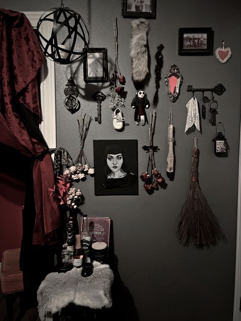 Witch Bedroom Aesthetic, Satanic Witch, Witch Bedroom, Witch Bedrooms, Goth House, Oddities Decor, Goth Houses, Goth Things, Horror Prints