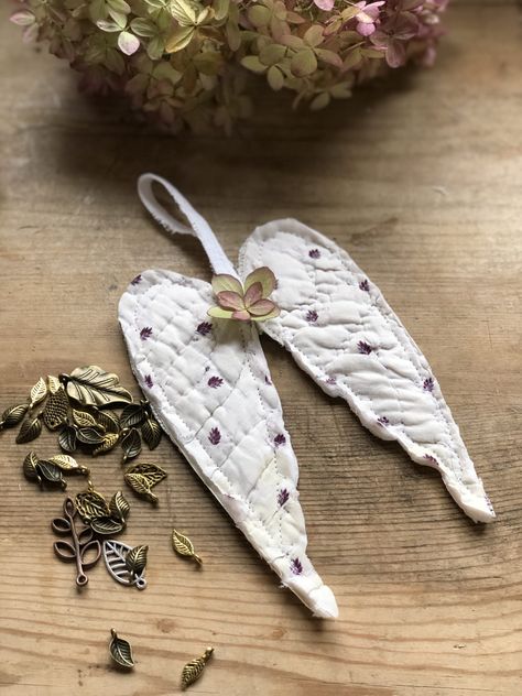 How to make Fabric Angel Wings - a perfect gift or home decoration Fabric Angel Wings, Angel Wing Crafts, Fabric Angel, Diy Angel Wings, Angel Wing Ornaments, Diy Angels, Memory Crafts, Memory Pillows, Angel Crafts