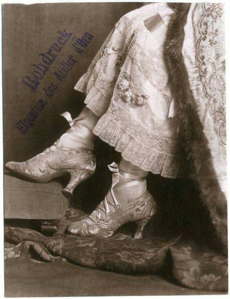 Evening shoes. 1910 taken from the House of PoLeigh Naise facebook page Historical Shoes, 1910s Fashion, Old Fashion, Edwardian Era, Evening Shoes, Pretty Shoes, Belle Epoque, Historical Fashion, Rococo