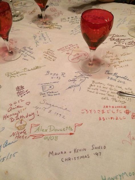 Pretty Dinner Party, Cool Tablecloth, Art Dinner Party, Doodle Tablecloth, Friend Dinner Party, Tablecloth Aesthetic, Apartment Wedding, Friends Dinner Party, Dinner Party With Friends