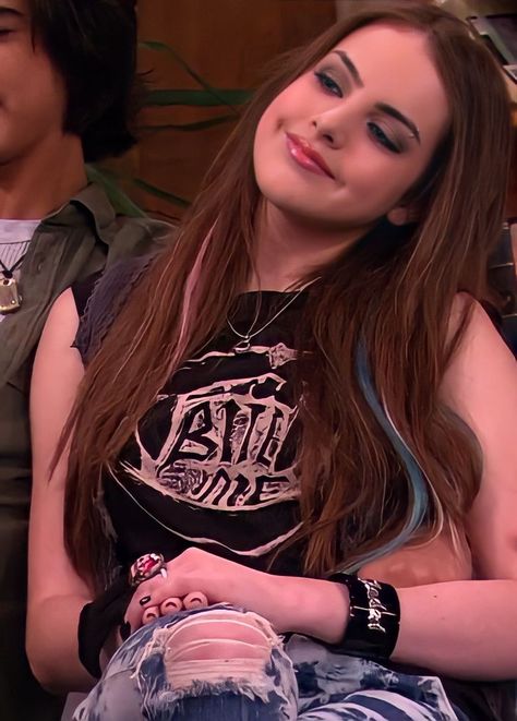 Jade West Smiling, Jade Victorious Hair, Jade West Outfits Season 1, Jade Victorious Aesthetic, Jade West Makeup, Jade West Wallpaper, Jade West Season 1, Victorious Jade West, Jade West From Victorious