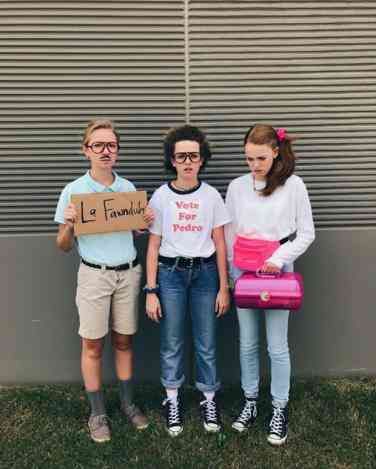 Funny Group Halloween Costumes, Pun Costumes, Punny Halloween Costumes, Halloween Costume Puns, Makeup Zombie, Meme Costume, Funny Couple Halloween Costumes, Halloween Parejas, Costumes College