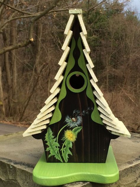 Whimsical Bird Houses, Birdhouse Crafts, Bug Hotels, Birdhouse Projects, Diy Garden Decor Projects, Money Making Projects, Homemade Bird Houses, Birdhouse Craft, Beautiful Birdhouses