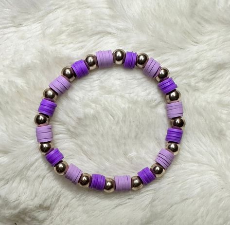 Purple clay bead bracelet with gold beads Kuromi Clay Bead Bracelet, Preppy Purple Clay Bead Bracelets, Purple Clay Beads Bracelet, Purple Bracelet Ideas Clay Beads, Purple Bracelet Aesthetic, Purple Bracelets Beads, Purple Clay Bead Bracelet Ideas, Cute Bracelets Ideas Beads, Purple Bracelet Ideas