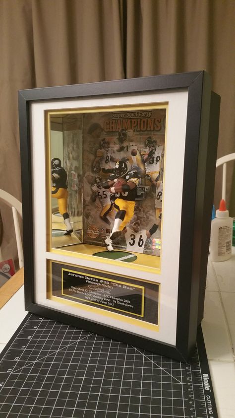 Comic Book Room, Birthday Photo Album, Jerome Bettis, Diy Picture Frames, Wall Drawing, Anime Crafts, Paper Cut Art, Room Setup, Running Back