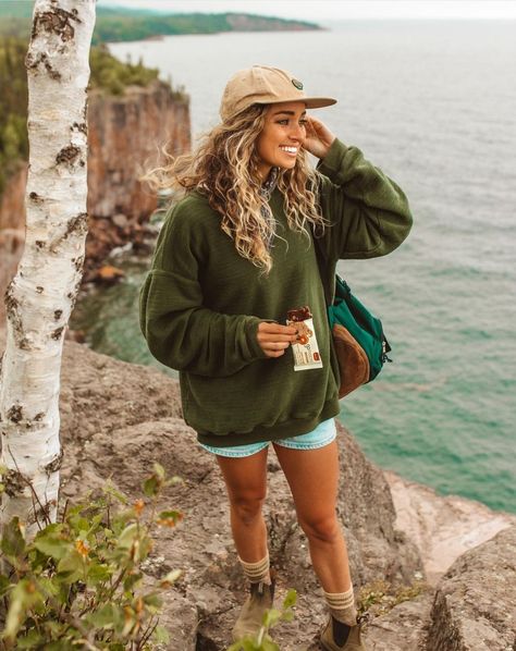 Hailey Miller Outfits, Gomacro Bars, Surfer Style Outfits, Cute Granola Outfits, Granola Outfits Summer, Hailey Miller, Granola Girl Outfits, Minimal Style Outfits, Granola Outfits