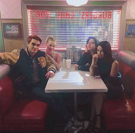 Pop's Riverdale, Riverdale Cw, Riverdale Characters, Riverdale Cheryl, Bughead Riverdale, Betty Veronica, Kj Apa, Archie Andrews, Camila Mendes