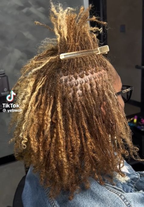 Micro Locs Aesthetic, Blonde Locs Black Women Dark Skin, Blonde Micro Locs, Brown And Blonde Locs, Blonde Microlocs, Locs Baddie, Blonde Locs Black Women, Microlocs Grid, Microloc Styles