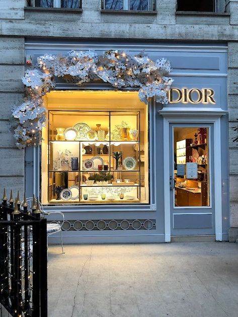 Boutique Exterior Store Fronts, Nyc Clothing Stores, Boutique Exterior, Images Of Paris, Boutique Store Displays, Parisian Store, Flower Shop Design, Shop Facade, Retail Store Interior Design