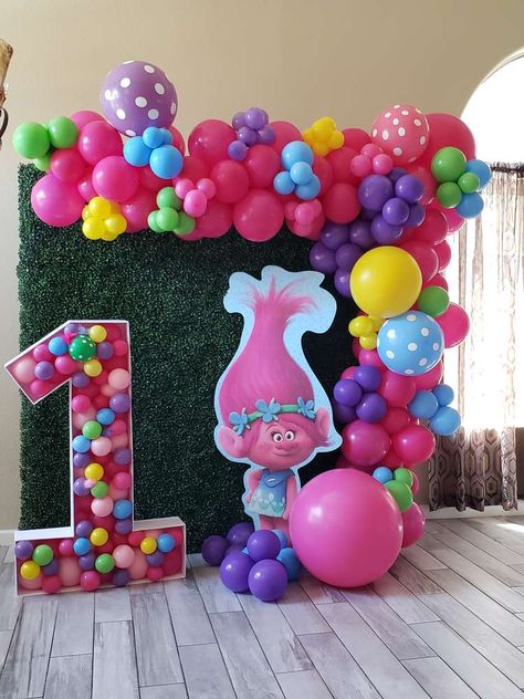 Stella Noella's Birthday Bash | CatchMyParty.com Trolls Birthday Party Backdrop, Trolls Balloon Decoration, Diy Trolls Birthday Party Decorations, Trolls Themed Birthday Party Decorations, Trolls 1st Birthday Party Girl, Trolls 1st Birthday Party Ideas, Trolls 4th Birthday Party Ideas, Trolls 2nd Birthday Party For Girl, Trolls Birthday Decorations