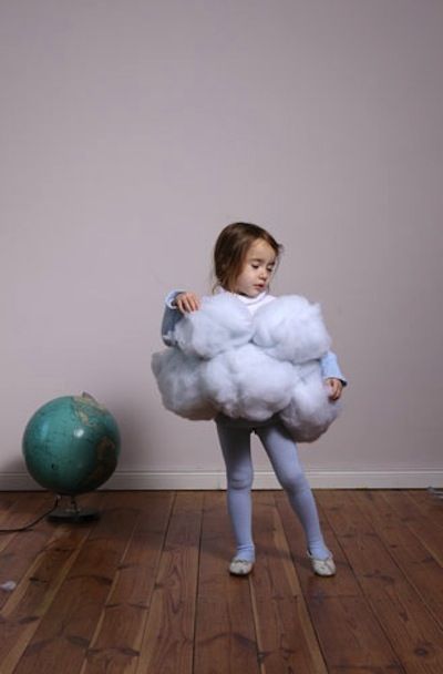 Transformez votre enfant en un joli nuage tout doux :) Costumes Faciles, Cloud Costume, Diy Fantasia, Hallowen Costume, Diy Halloween Costume, Creative Costumes, Fantasias Halloween, Easy Halloween Costumes, Creative Halloween Costumes